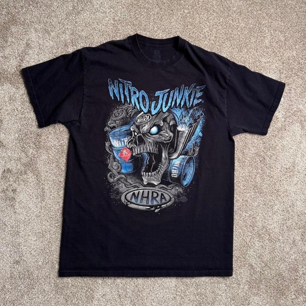 BLACK NITRO JUNKIE GRAPHIC TEE